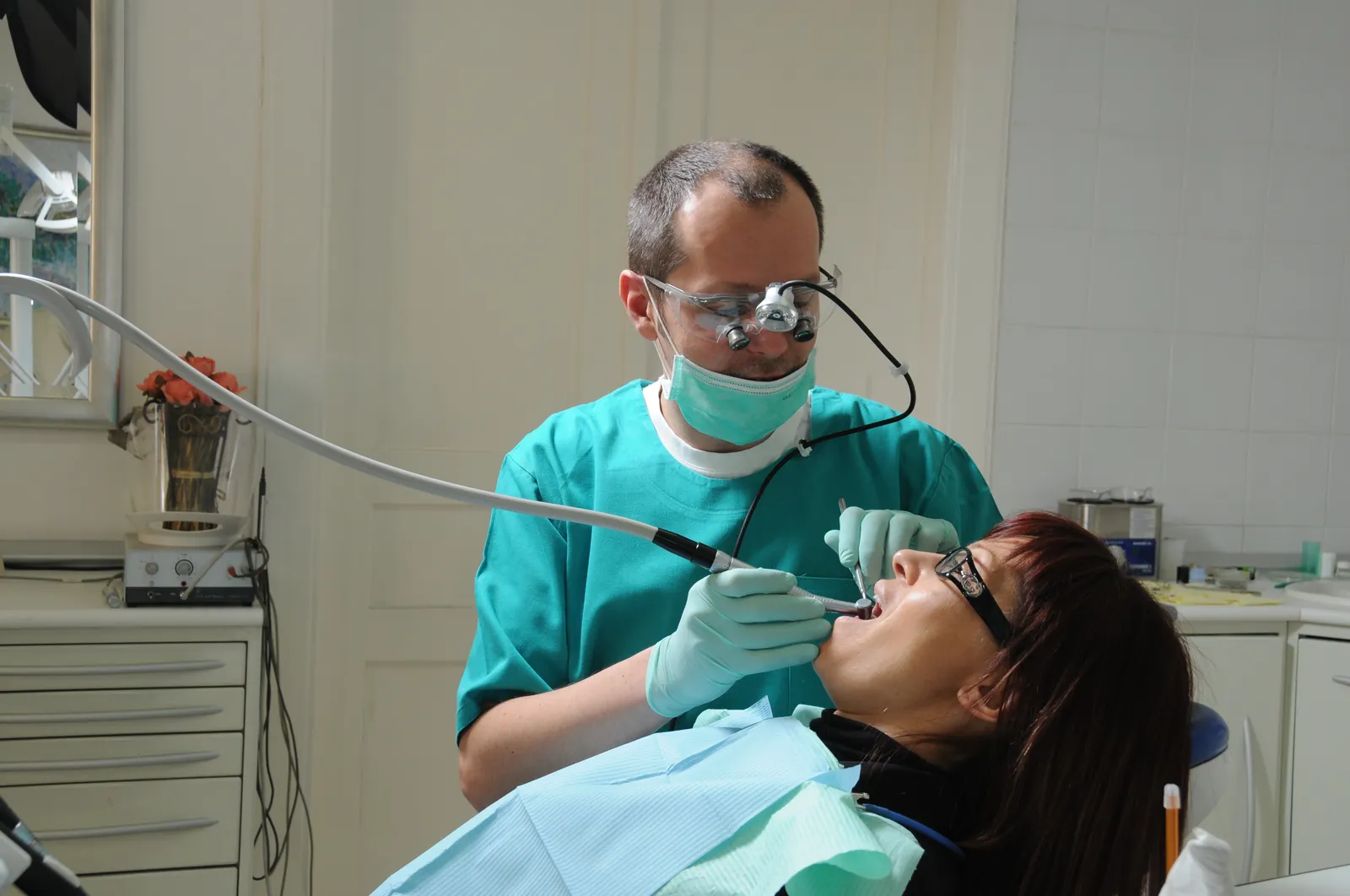 Dr. Matković na radu — dentalna ordinacija Zagreb